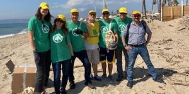 ips卡塔尼亚帮助清理当地海滩的志愿者